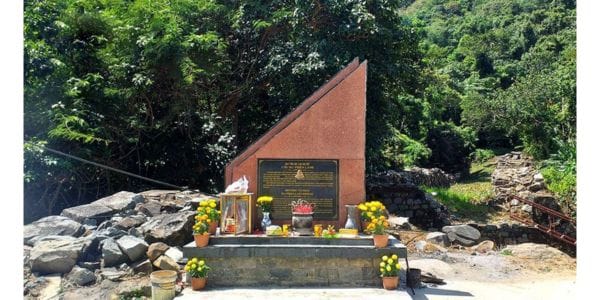 Bia tử niệm tại Cầu Ma Thiên Lãnh