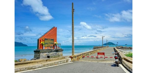 Bia tưởng niệm những người đã ngã xuống tại Cầu Tàu lịch sử 914