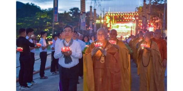 Du khách dâng hương tưởng niệm tại Cầu Tàu lịch sử 914 Côn Đảo