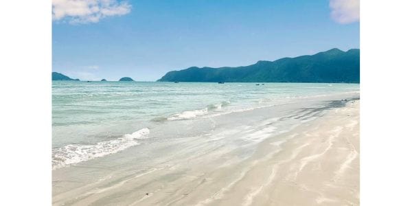 Du khách di chuyển bằng tàu cao tốc ra Côn Đảo tháng 10 trong tiết trời mùa thu mát mẻ và quang đãng