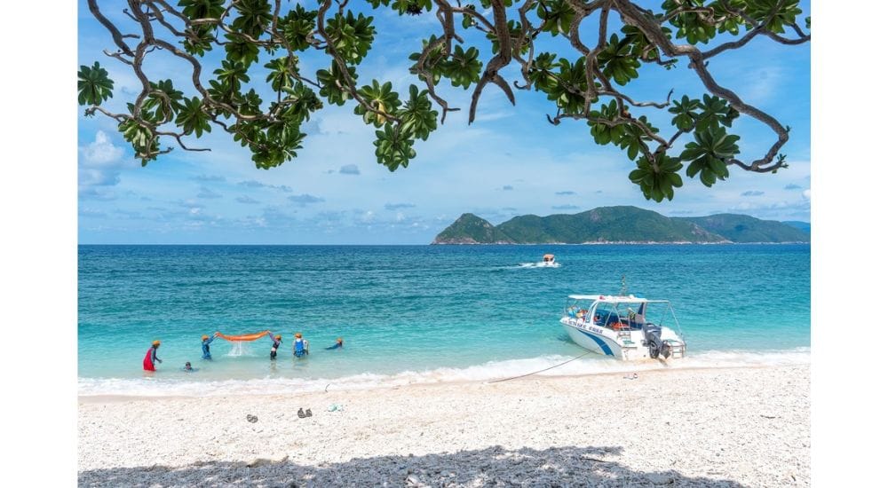 Khám phá các địa điểm check-in Côn Đảo sở hữu bãi biển cát trắng mịn màng và làn nước xanh ngọc bích hoang sơ giúp bạn sở hữu những bức ảnh triệu like!