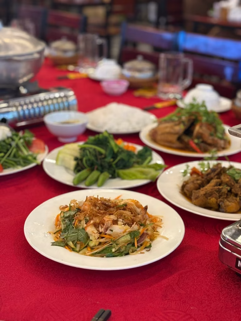 Mâm cơm gia đình đậm vị tại nhà hàng Côn Sơn Quán Côn Đảo.
