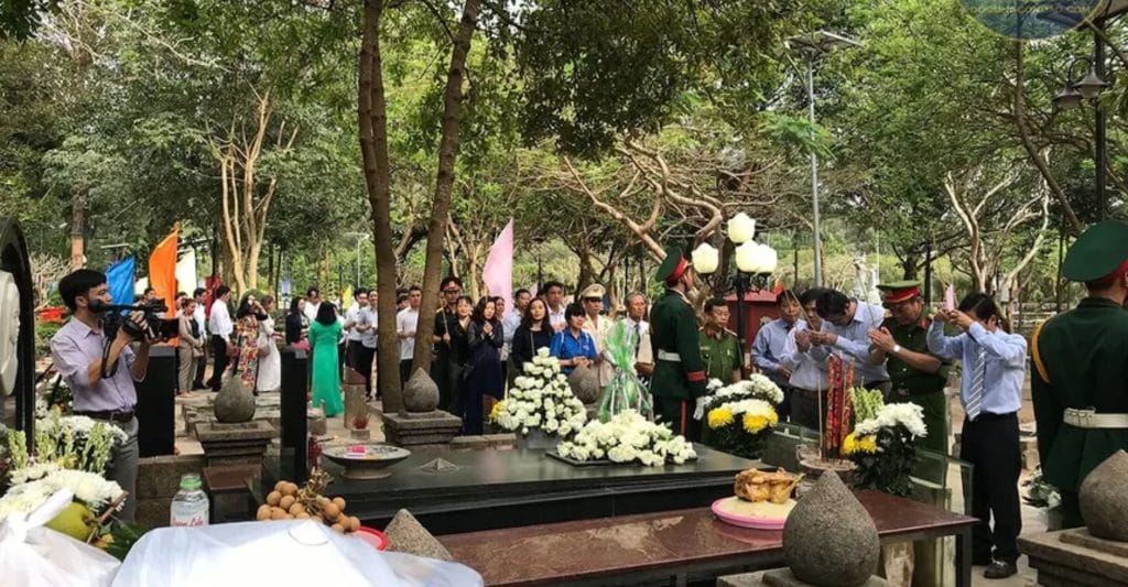 Thẻ Alt (Alt Text): Đi lễ Côn Đảo trang phục lịch sự nghiêm trang