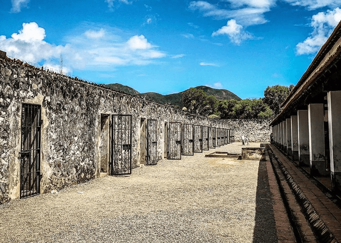 tham quan cụm di tích lịch sử trong tour côn đảo