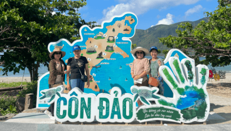 Hình ảnh du khách check-in vui vẻ tại các điểm du lịch nổi tiếng trên đảo