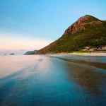 Côn Đảo Tour: Bãi biển Côn Đảo toàn cảnh yên bình nhìn từ núi, điểm đến du lịch nổi tiếng của Việt Nam.