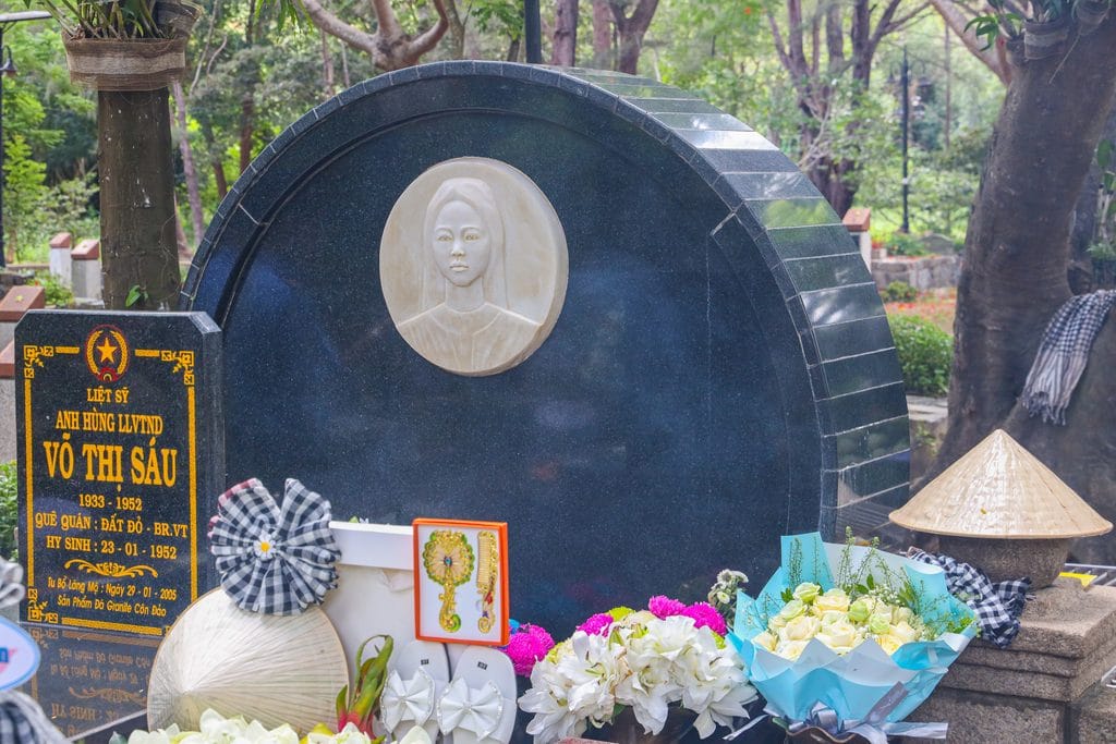 Mộ Chị Võ Thị Sáu