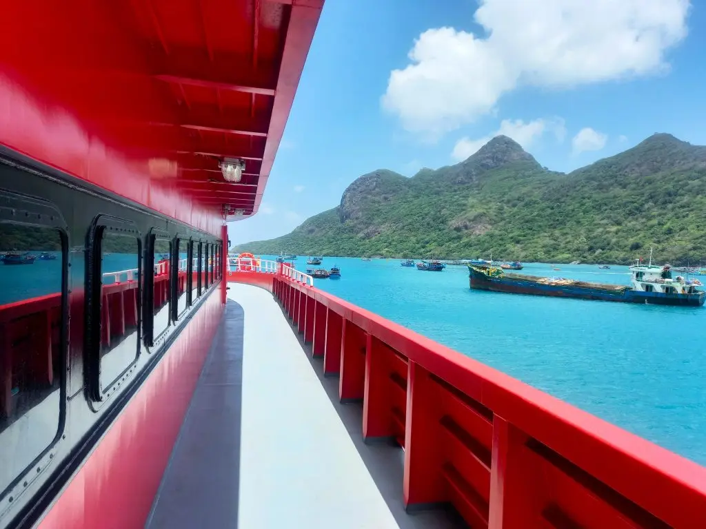 di chuyển bằng tàu ra Côn Đảo